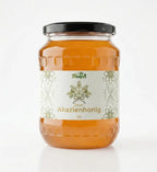 Akazienhonig mit weißem Hintergrund
