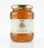 Blütenhonig 1kg auf weißem Hintergrund