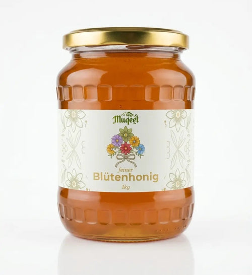 Blütenhonig 1kg auf weißem Hintergrund