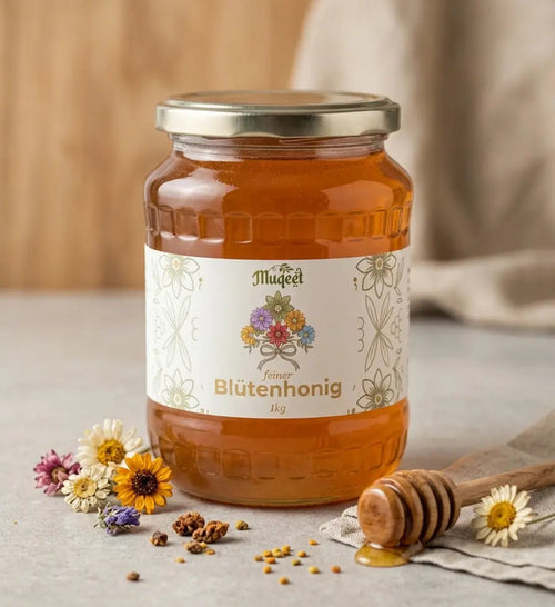Blütenhonig umgeben von kleinen Blümchen