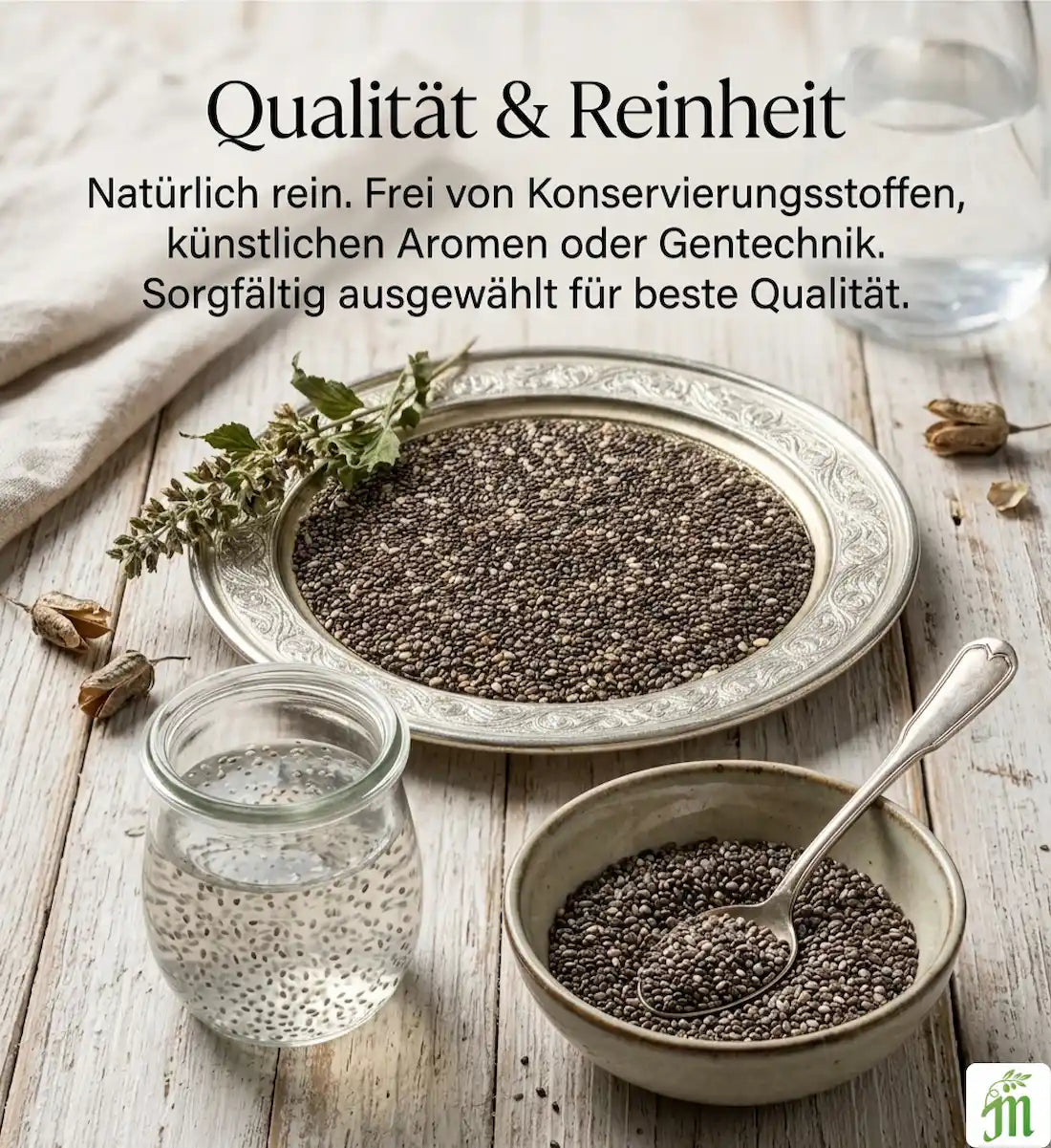 Chiasamen in einem dekorativen Teller, die frei von Konservierungsstoffen, Pestiziden und in bester Qualität sind.