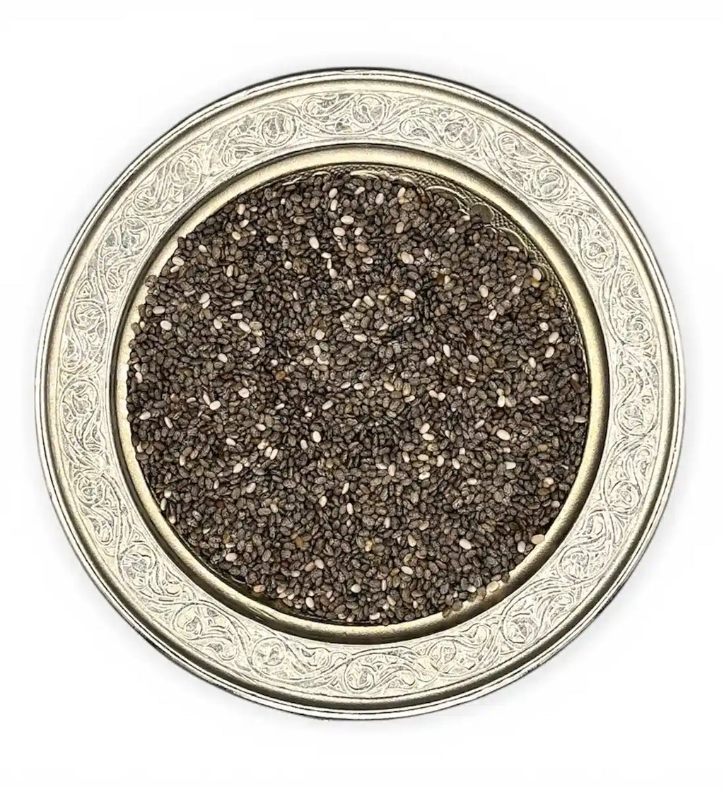 Hochwertige schwarze Chiasamen in einer verzierten Silberschale, ideales Superfood für eine gesunde Ernährung.