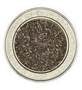 Hochwertige schwarze Chiasamen in einer verzierten Silberschale, ideales Superfood für eine gesunde Ernährung.