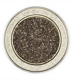 Hochwertige schwarze Chiasamen in einer verzierten Silberschale, ideales Superfood für eine gesunde Ernährung.