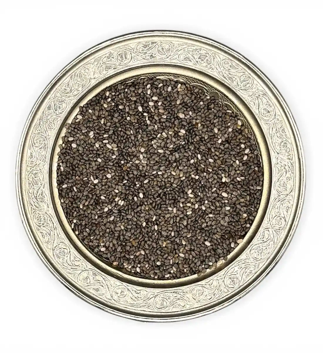 Hochwertige schwarze Chiasamen in einer verzierten Silberschale, ideales Superfood für eine gesunde Ernährung.